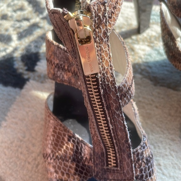 Michael Kors Berkley Leather Snakeskin Zippered
T-Strap Peep Toe Heels Size 8 - Picture 5 of 9